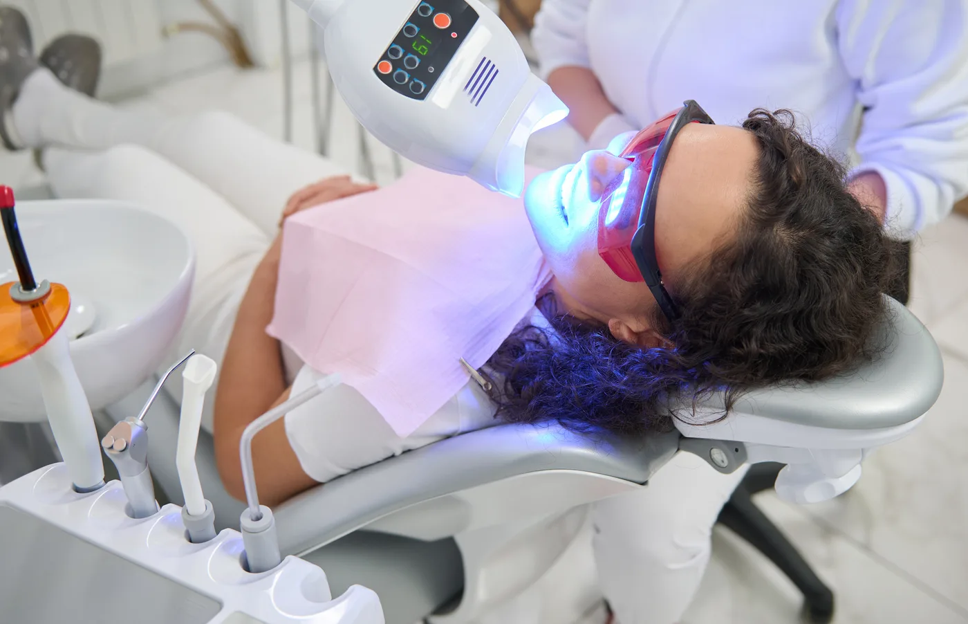 Procedimento de clareamento dental em consultório