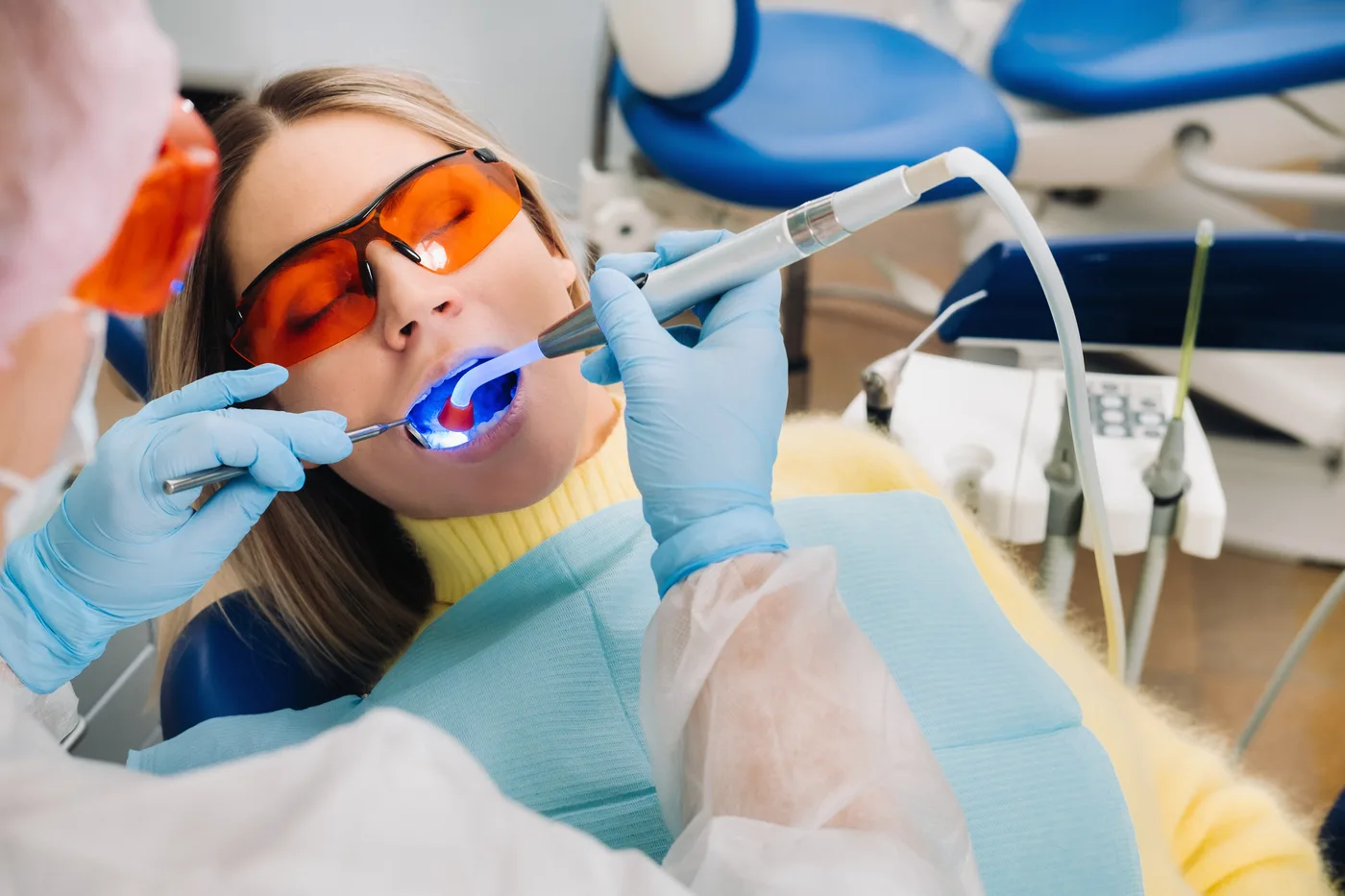 Aplicação do gel clareador em sessão de clareamento dental