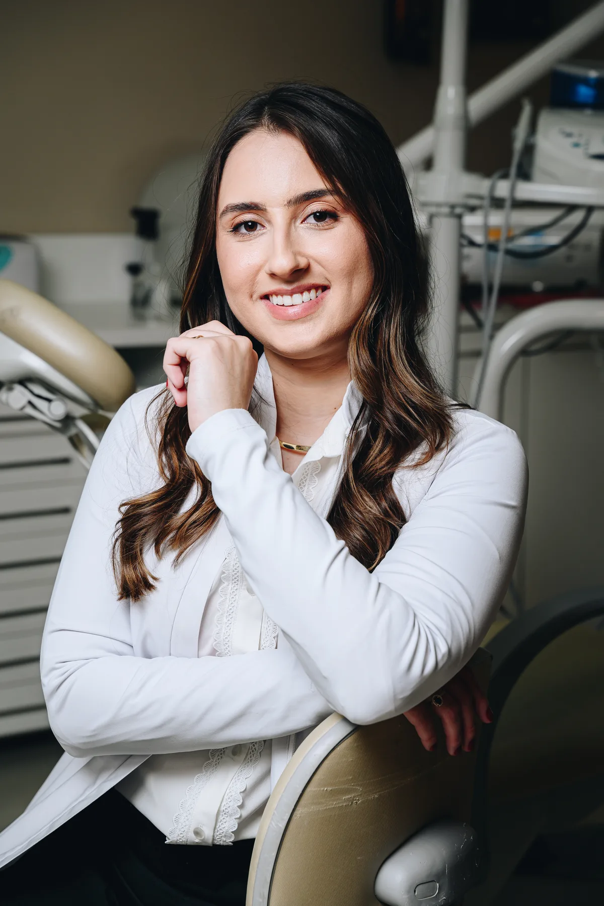 Dra. Isabela Botelho, dentista em Passos-MG, orientando paciente sobre dor de dente