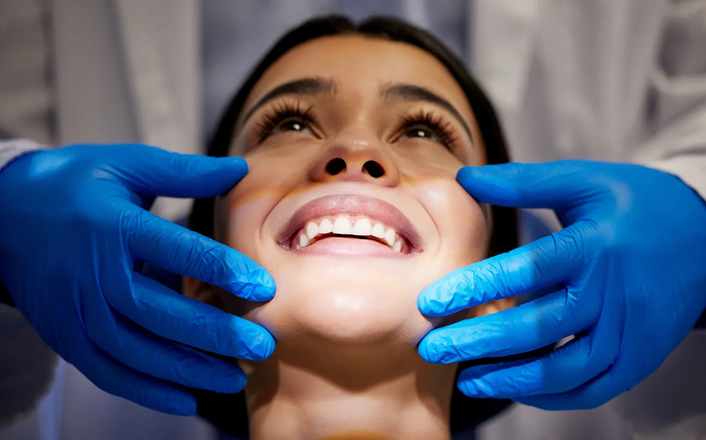 Paciente sorrindo durante avaliação para preparo dental conservador de facetas