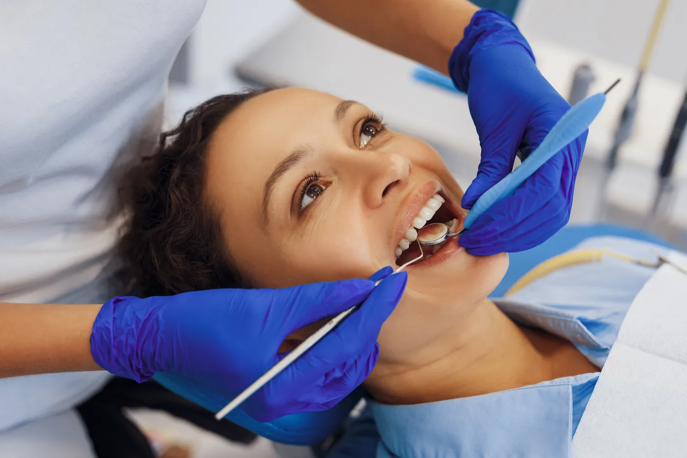 Paciente em consulta de acompanhamento e manutenção das facetas dentárias