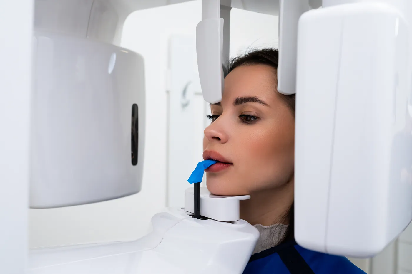 Paciente realizando radiografia panorâmica para avaliação de prótese dentária
