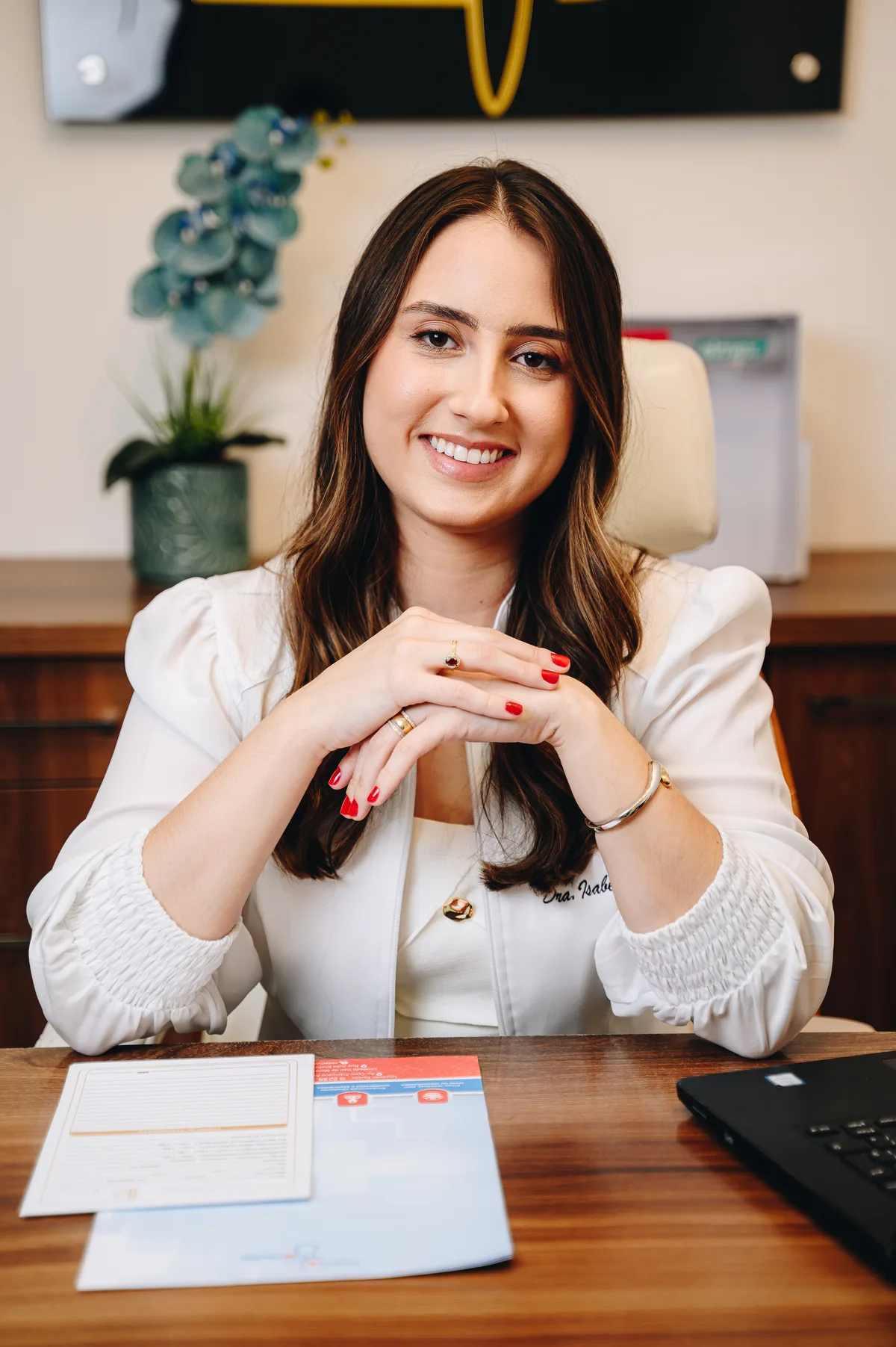 Dra. Isabela Botelho, dentista em Passos-MG, avaliando sensibilidade dentária