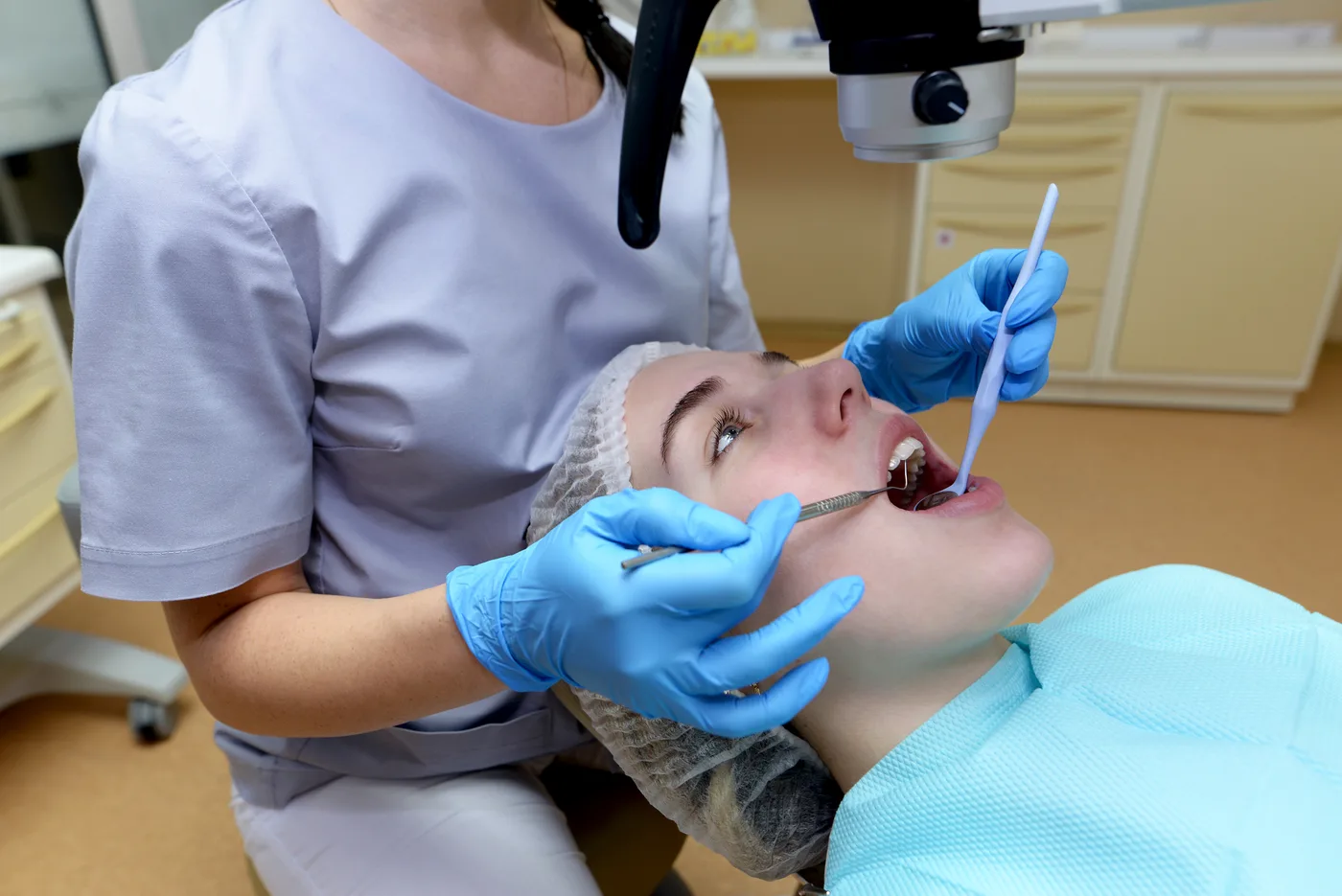 Canal ou extração: como o dentista decide